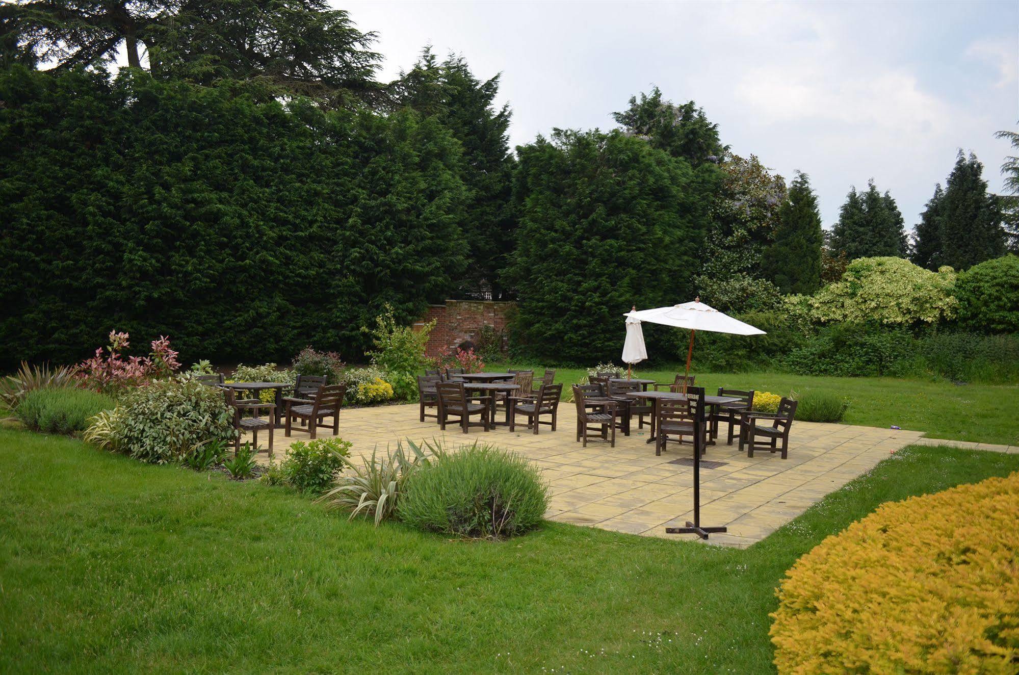 Worplesdon Place Hotel Guildford Bagian luar foto